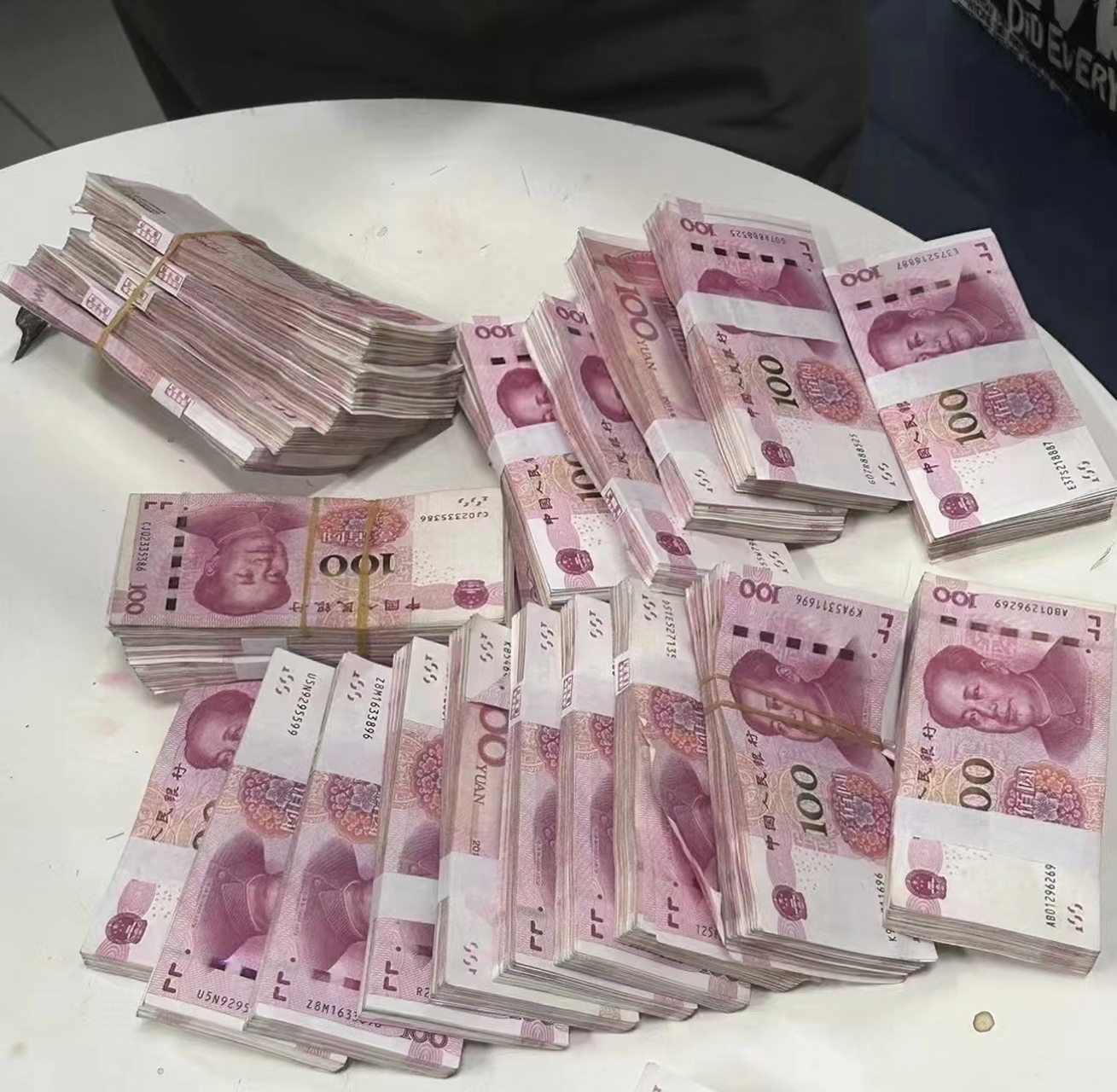 这20万是还人情的,两年前我破产倒闭,堂哥借了我1万块,其他都借不到