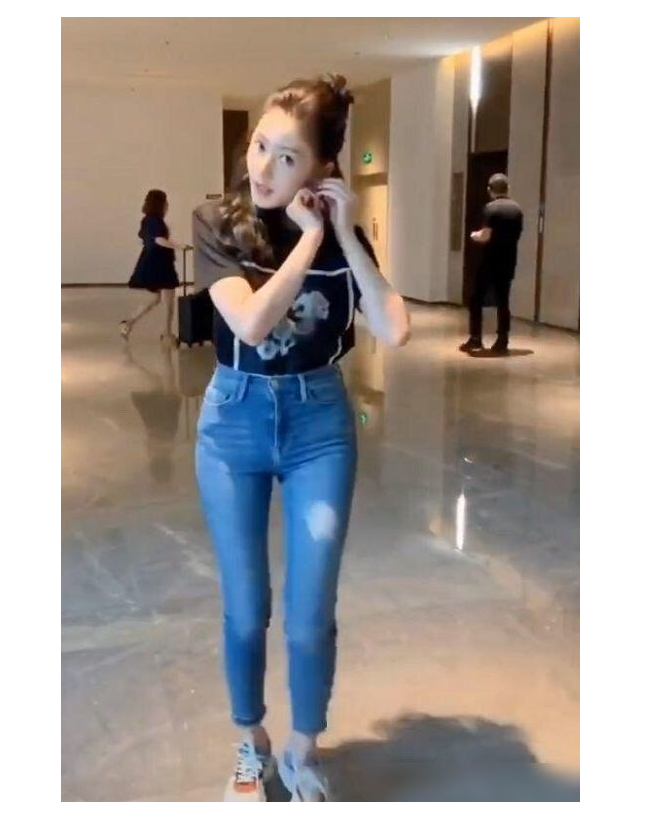 张天爱穿私服从酒店出来,黑t恤配紧身牛仔裤,原来这么迷人