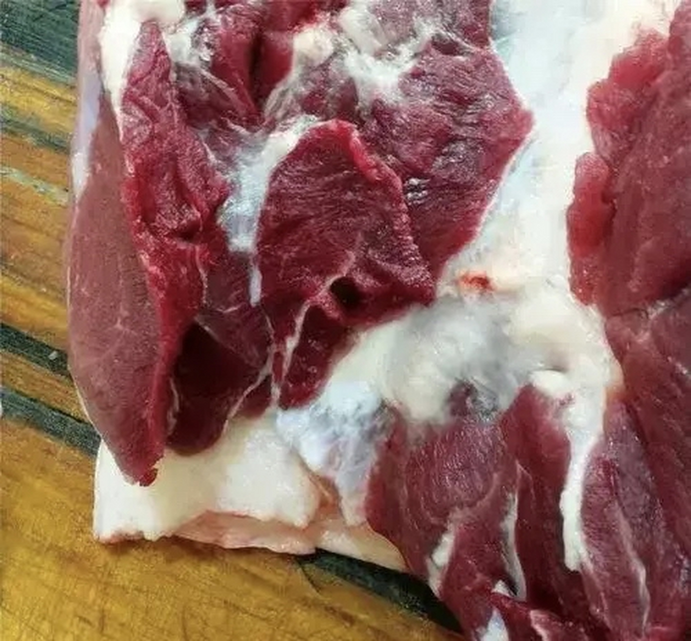 这才是真正的粮食猪,看这白白的肥肉,足足有四指宽,光猪板油就剔了40