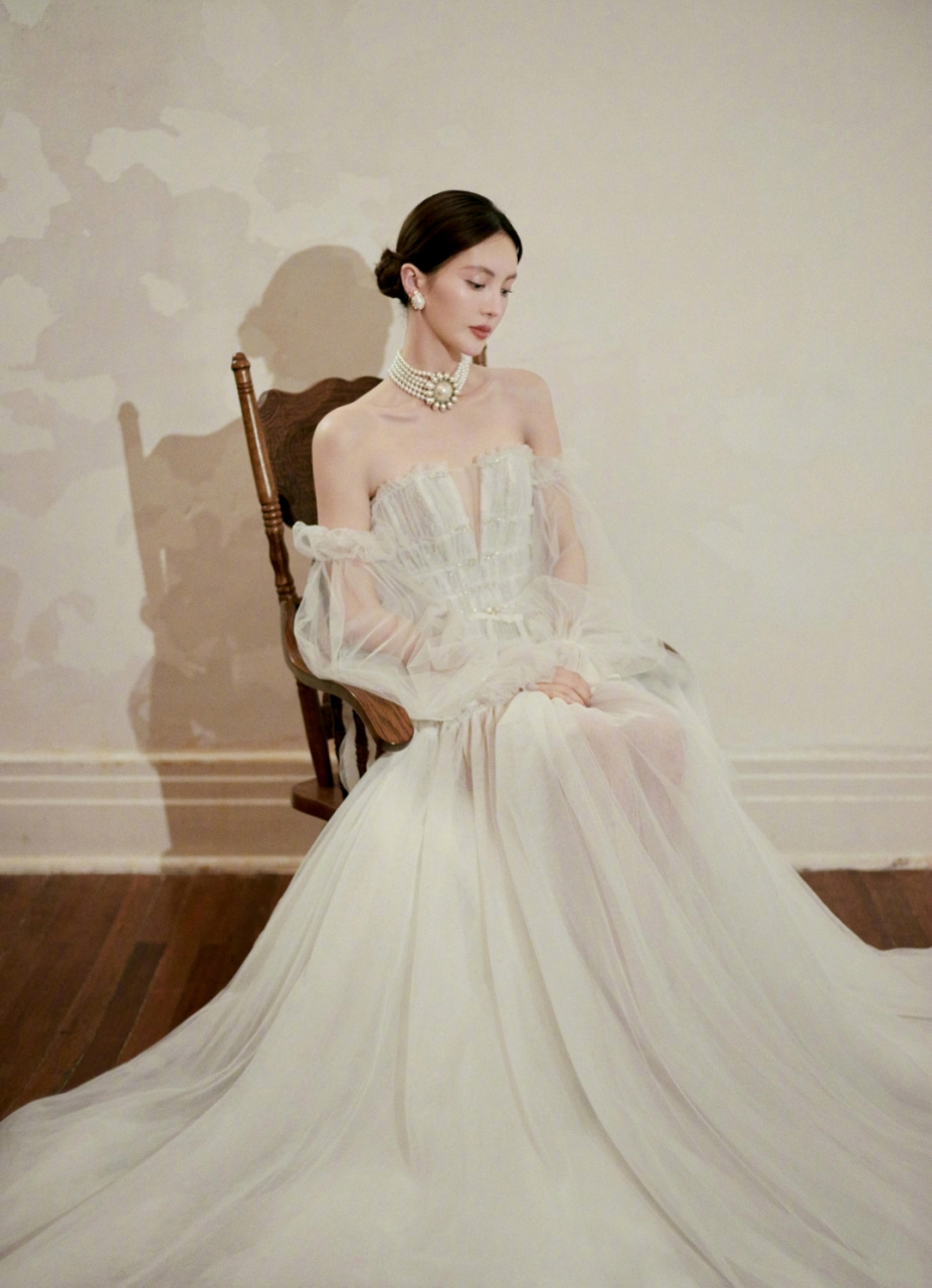 金晨真美,一袭抹胸白纱裙,搭配简约盘发,优雅高贵,端庄秀丽!