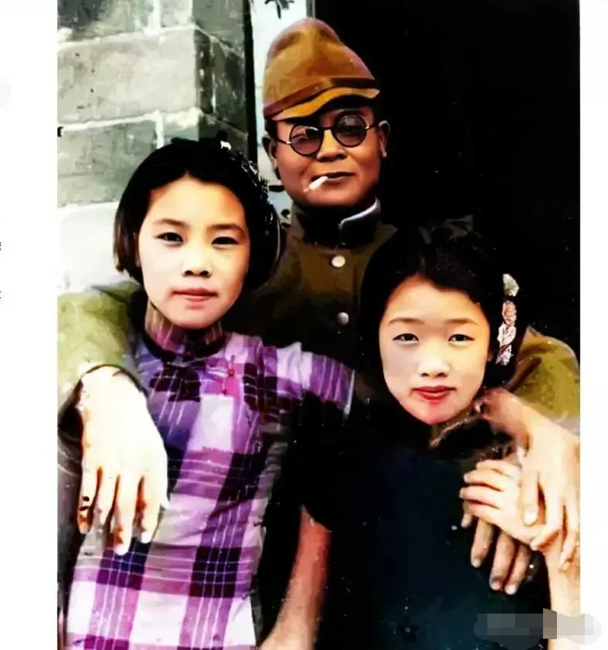 照片中这个日本鬼子的表情非常嚣张,他之所以这么肆无忌惮,是因为