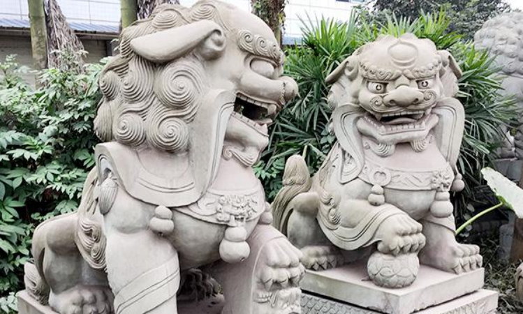 古代宫殿大门前成对的石狮一般都是