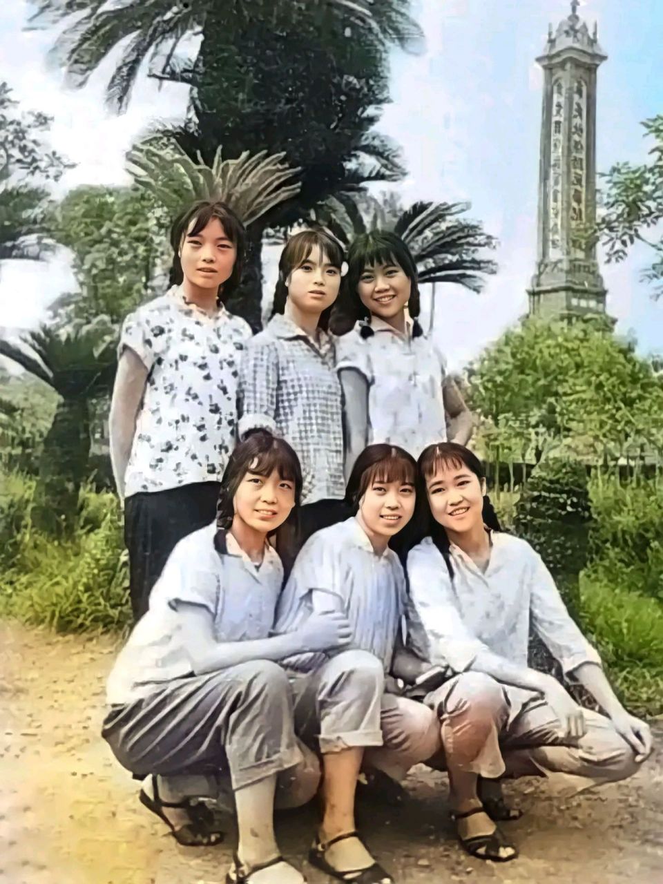 这张照片是姑娘们在成都游玩时的留影,远处的那座醒目的纪念碑是保路