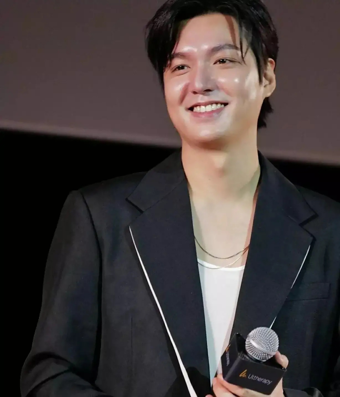 李敏镐泰国活动生图,脸确实胖了,水光妆显得太油腻了,没有以前帅了!