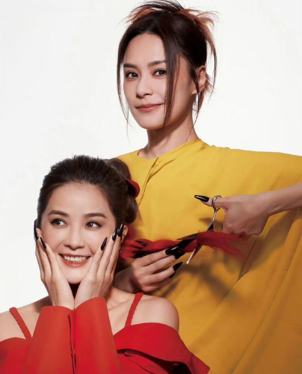 阿娇阿sa以组合形式登上杂志,服装和发型都是十几年前的审美,但是两人