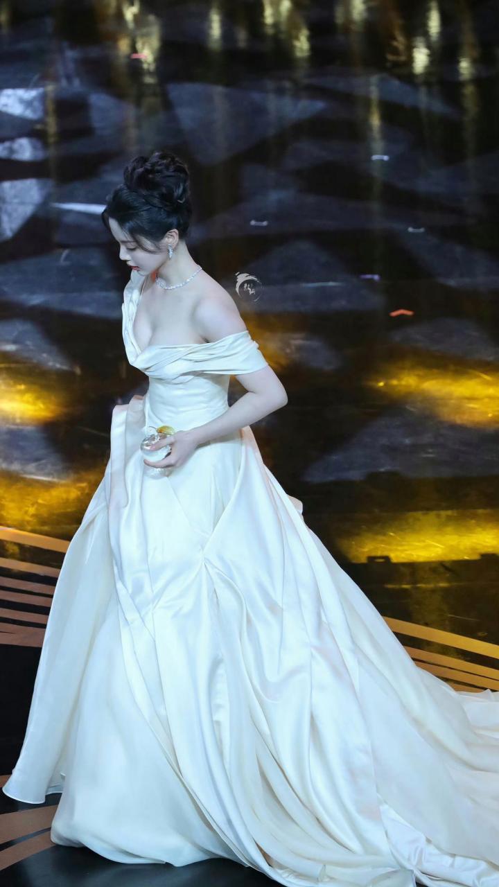 杨超越红毯造型