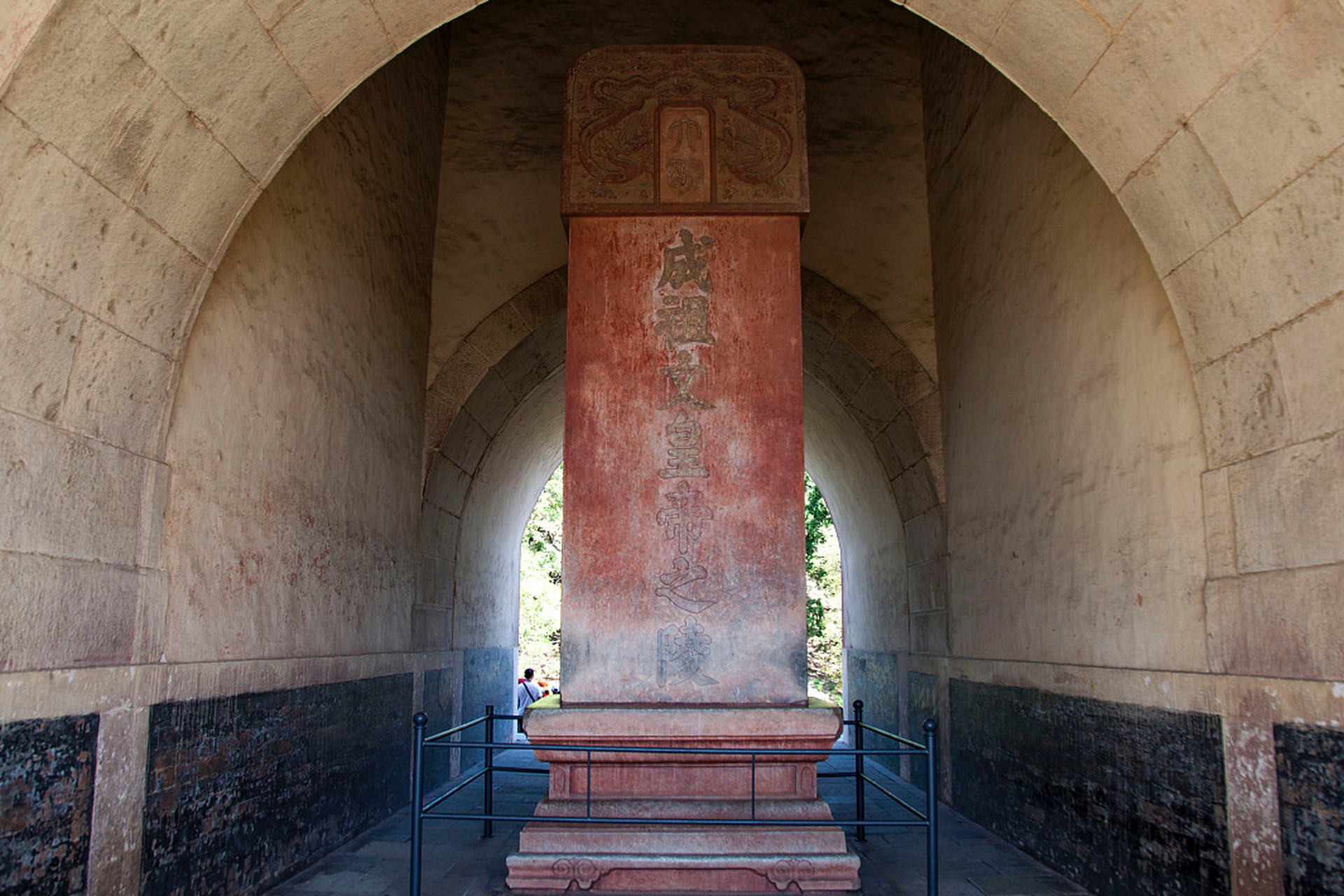 北京的十三陵是明清时期的皇家陵墓群,位于北京市昌平区西北部的泰山