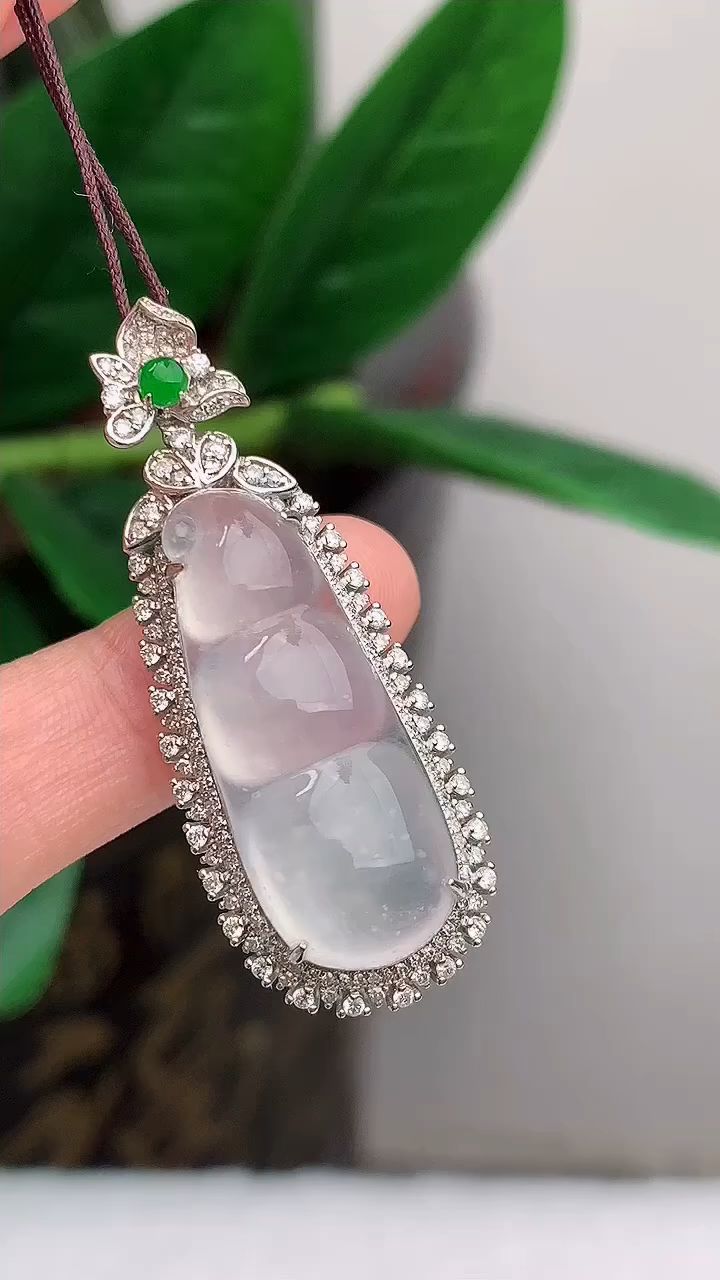 天然a货翡翠 g 740 18k金伴钻镶嵌白冰种连中三元 福豆吊坠 玉质细腻