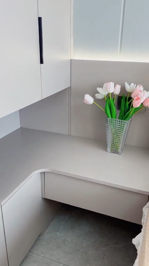 最近很火的悬空床头柜