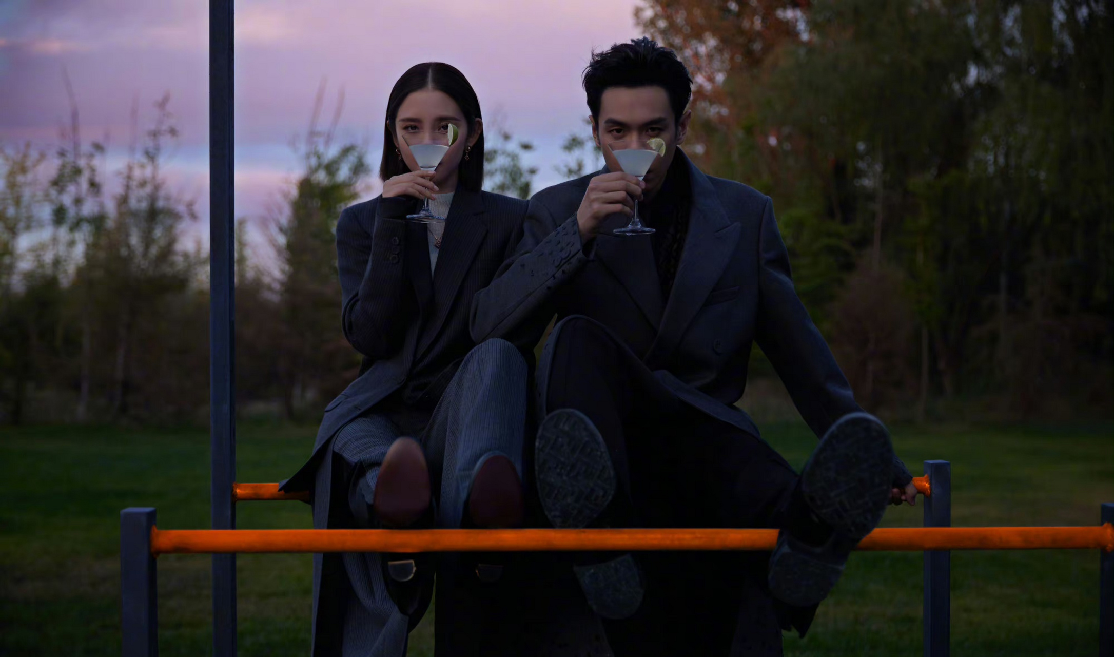 张若昀,唐艺昕拍情头美照,真夫妻就是好磕,看他们俩拍照好甜!