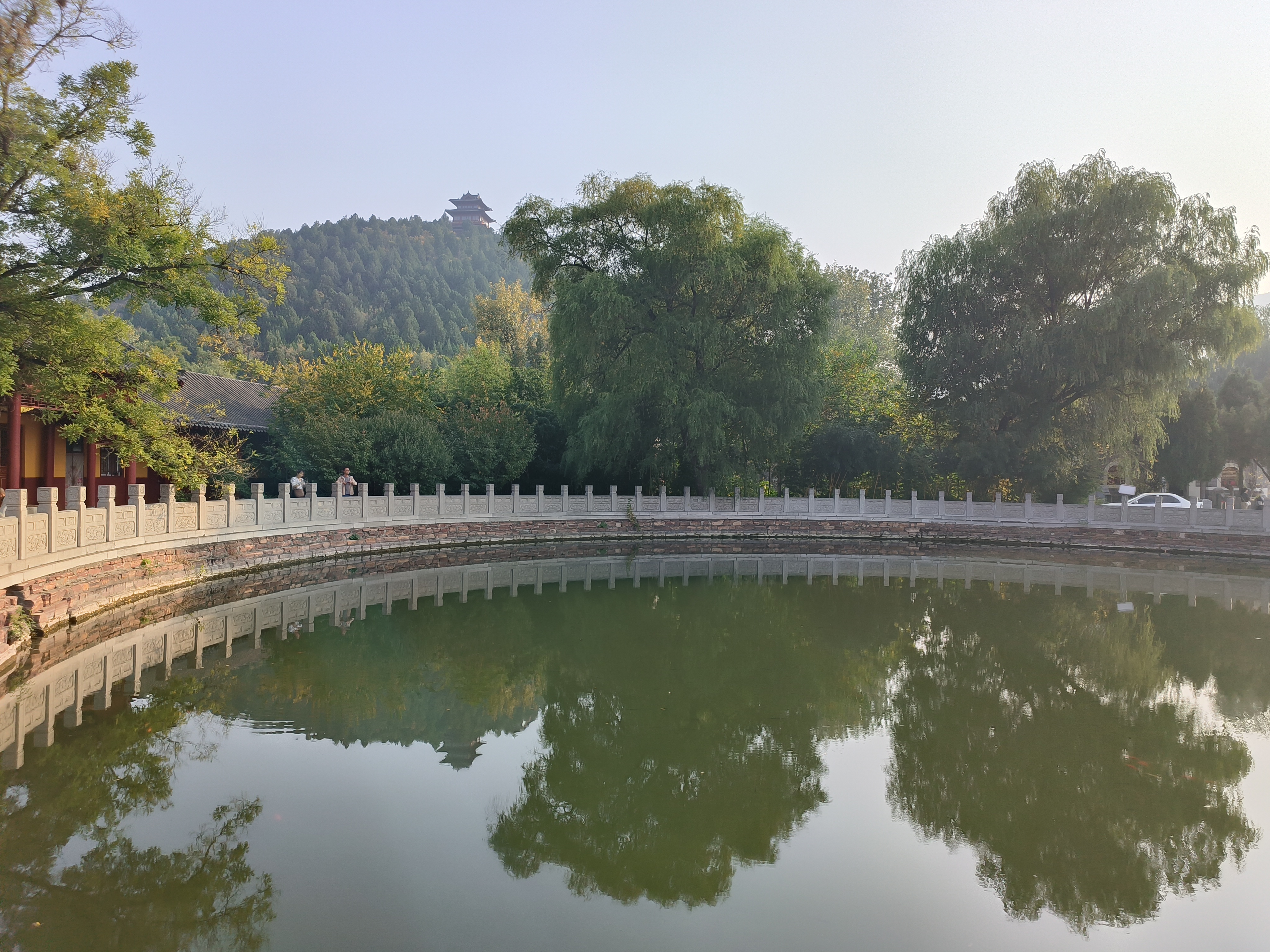 玉泉禅寺山门前一池清泉宛如一面明镜,既可映山映竹映日月,还能明事
