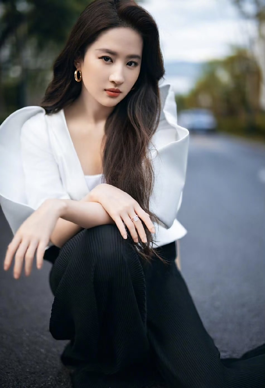 刘亦菲晒马路写真,白色上衣长发微卷尽显大气时尚 676767,这