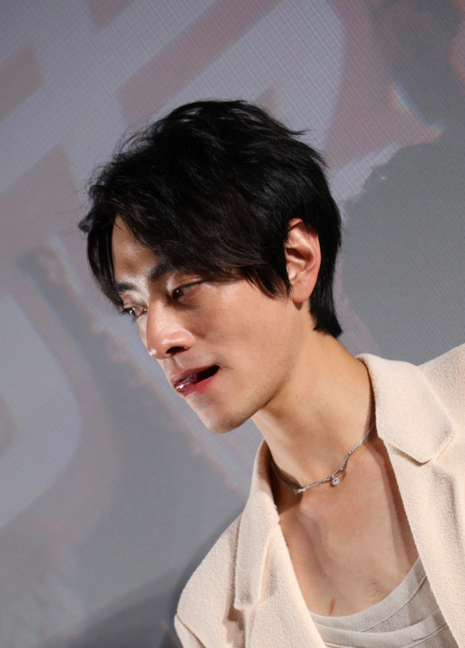 郑云龙暴瘦后的样子好像衰老后的肖战啊……希望肖战能好好吃饭,瘦成