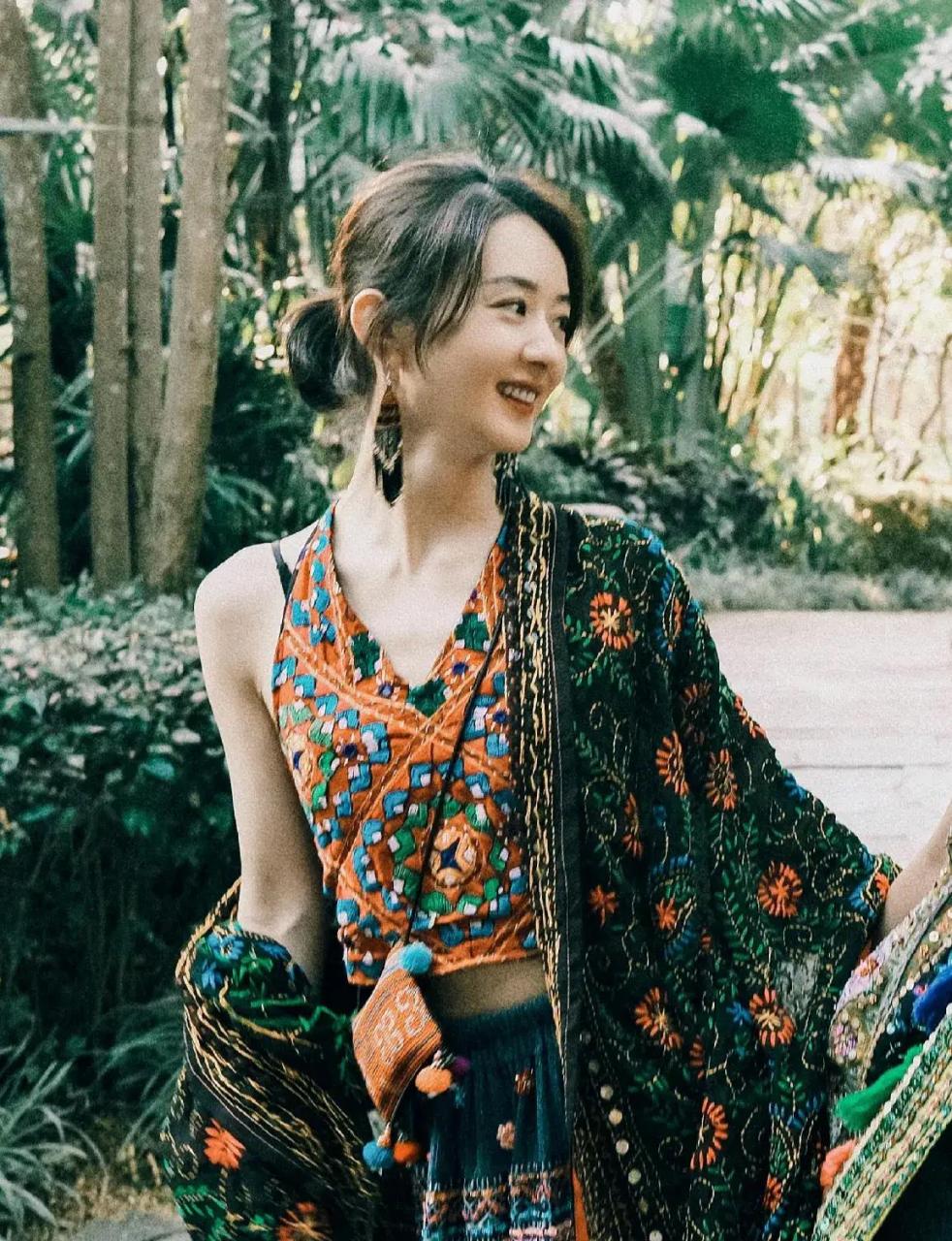 【赵丽颖云南民族风写真】 赵丽颖民族风造型好美啊,和好友一起在自然