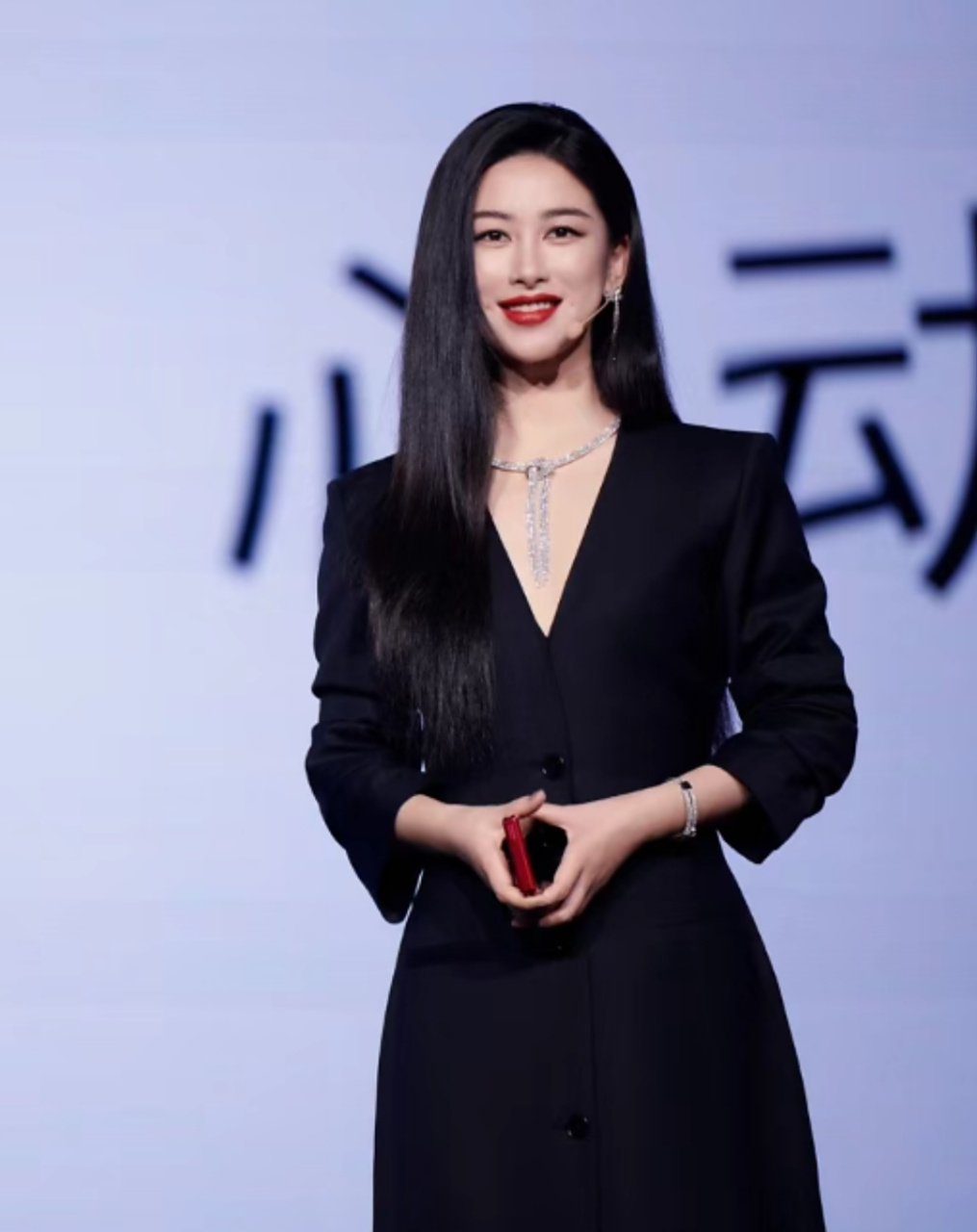 朱珠参加活动太霸气了,站在舞台上讲话气场全开,御姐范胜过品牌高管