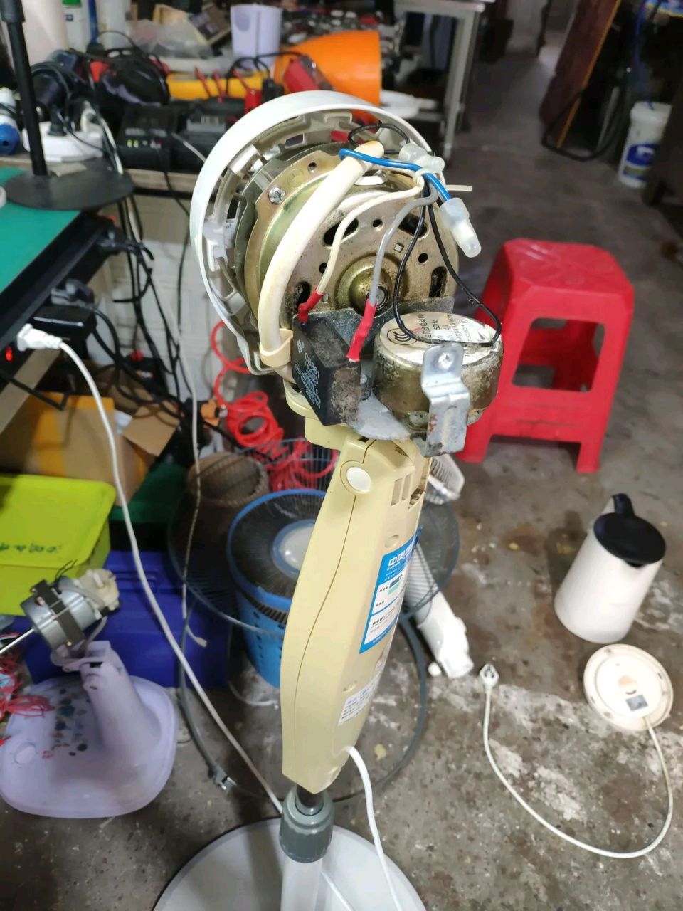 十年前的美的风扇,电机好好的,轴承油干了卡住,我用一次性毛巾塞满