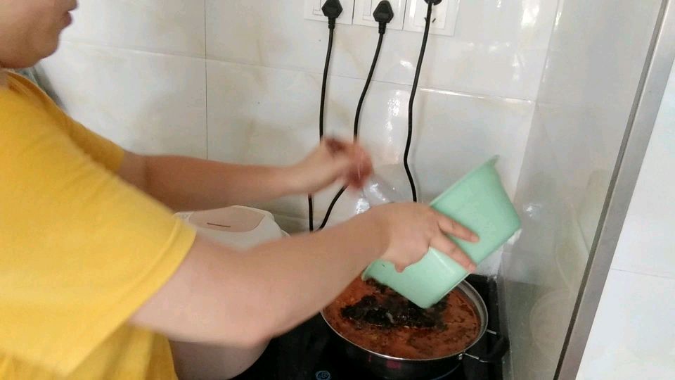 美味可口又好吃的串串香,乐乐吃得很开心