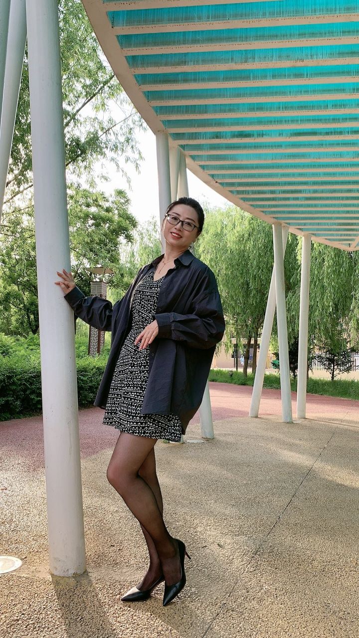 成熟的女人总能展现出一种知性美,特别是戴眼镜的女人,更显韵味