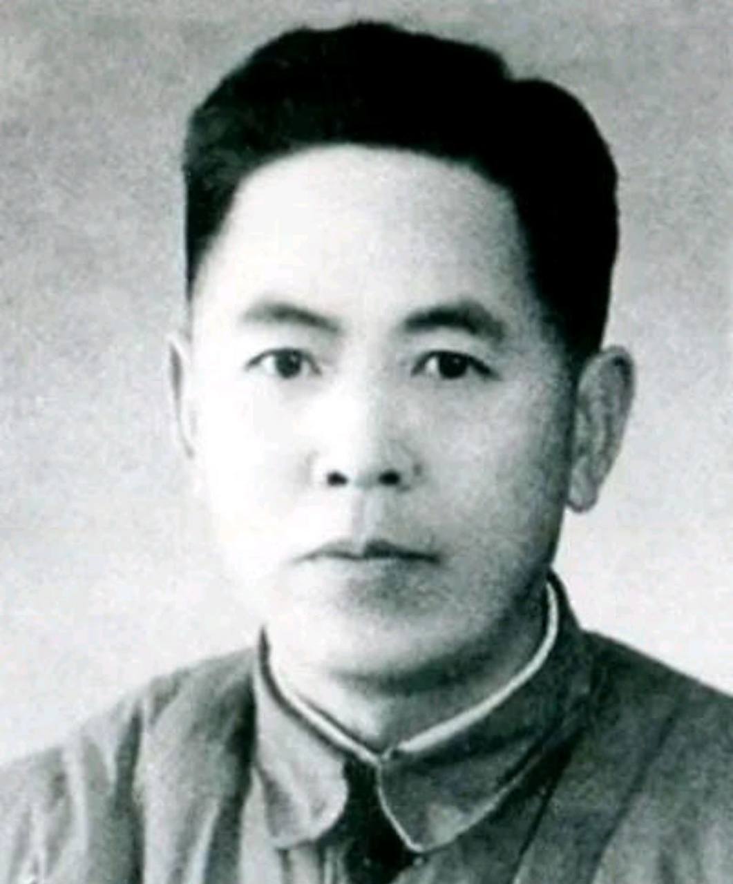 军衔低授的开国少将何克希 何克希不愿意穿少将军服,抗日战争时期,他