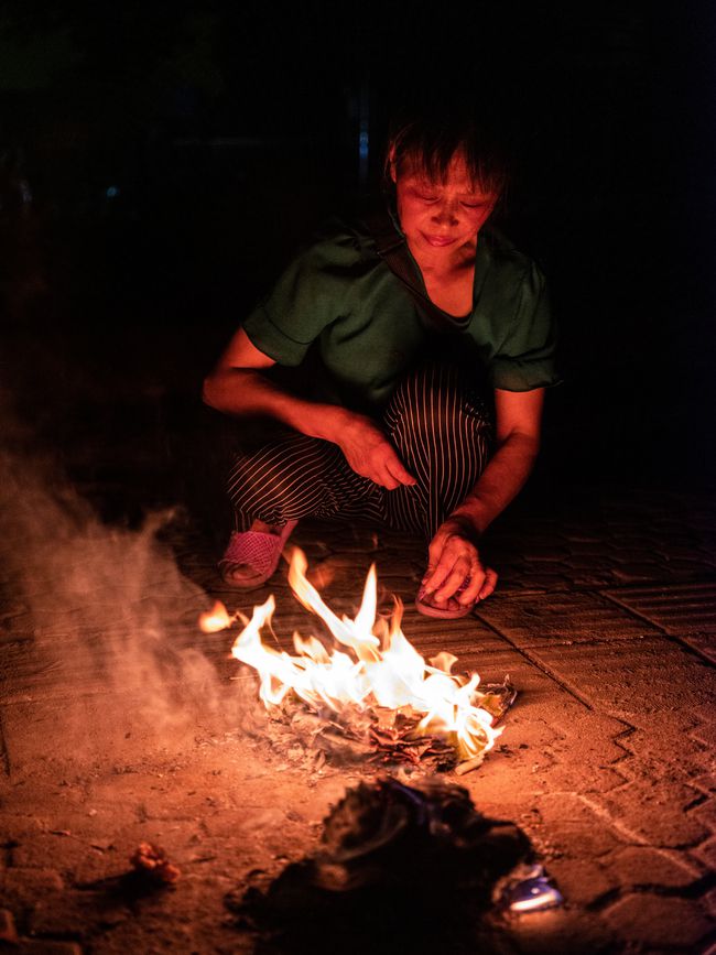 8月30日中元节,什么时间祭祖最合适?烧纸的正确方法是什么?