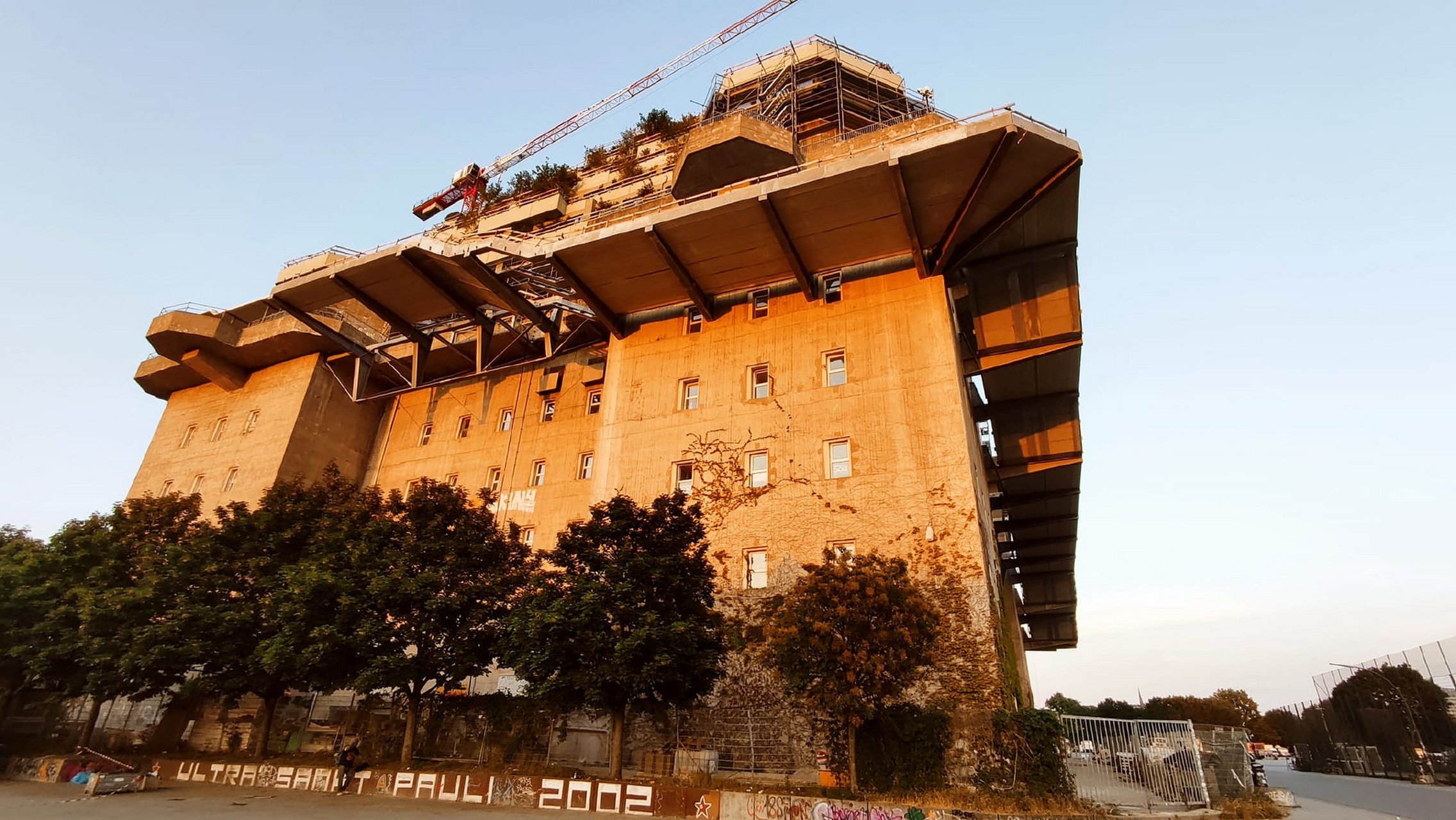 战后德国汉堡市,改建中的巨型防空炮塔.它是二战军事奇观之一!