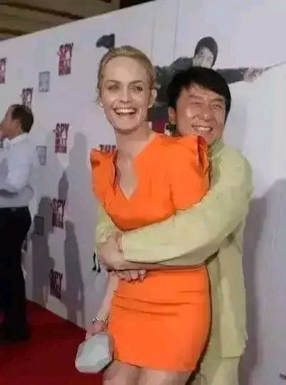 这是当年成龙和林青霞年轻时候的一张合影,面对漂亮女人,成龙这只"咸