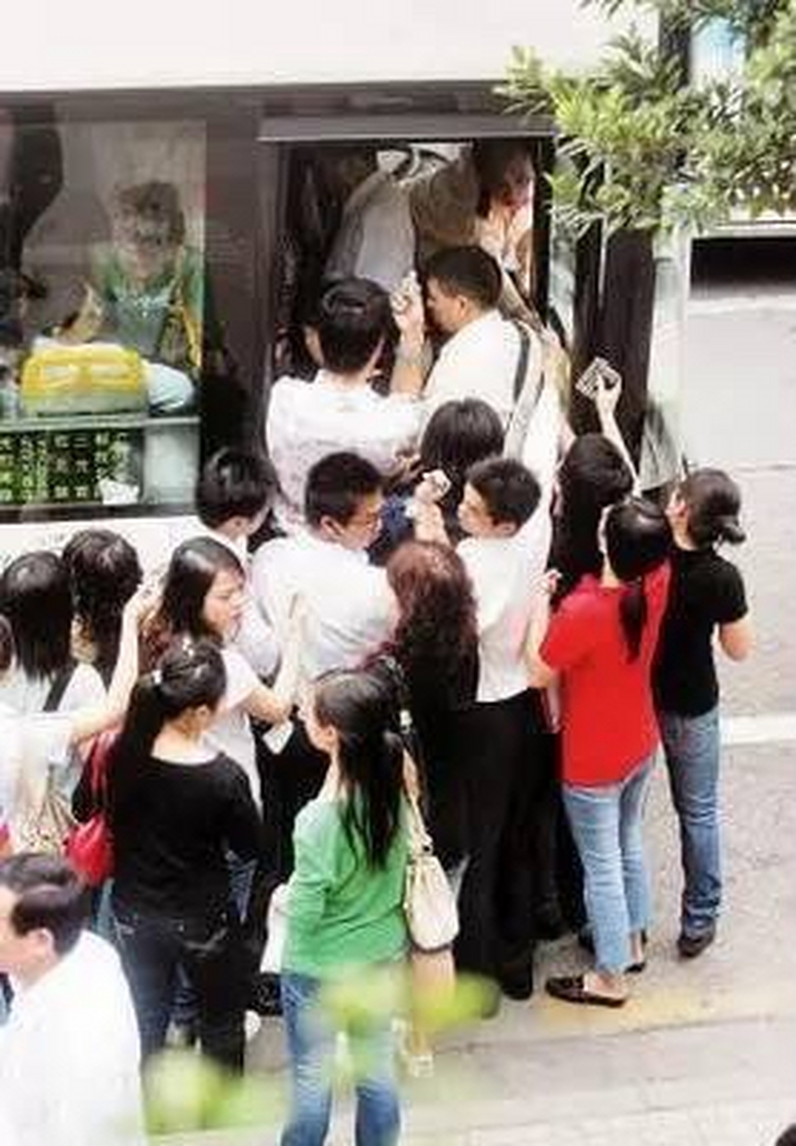 然而,有些情况下插队会让人感到无奈,例如在人群密集的情况下为了