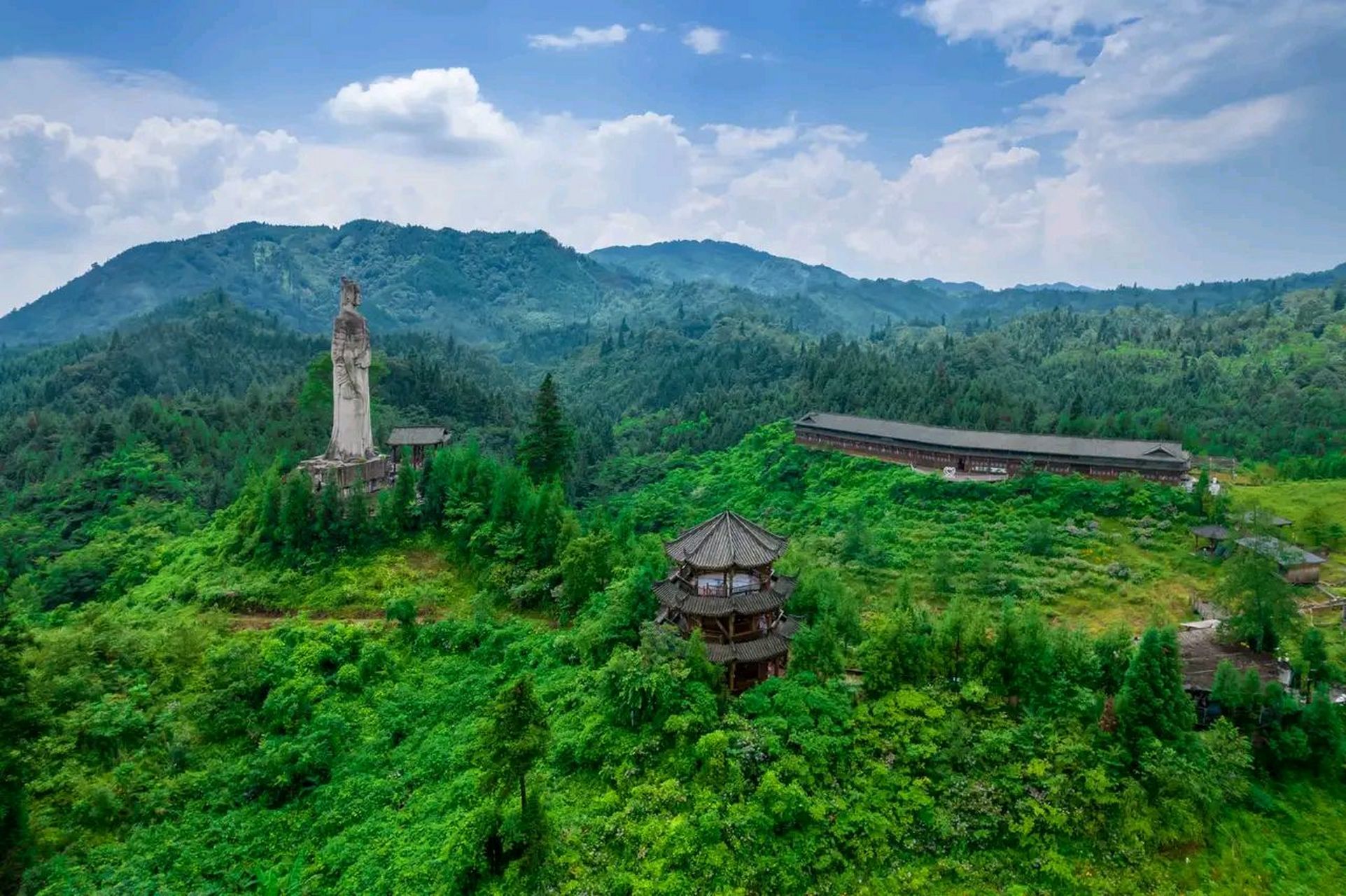 邛崃南宝山,距离成都2小时的避暑胜地.夏天平均气温20多度,非常凉爽.