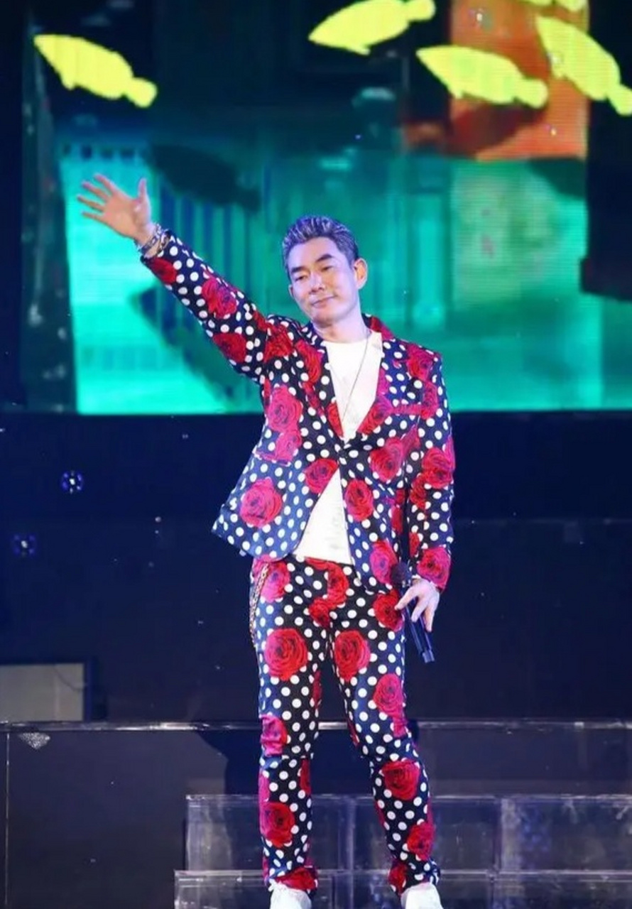 近日,很多网友被任贤齐沈阳演唱会上的一幕感动到了,而任贤齐本人也很