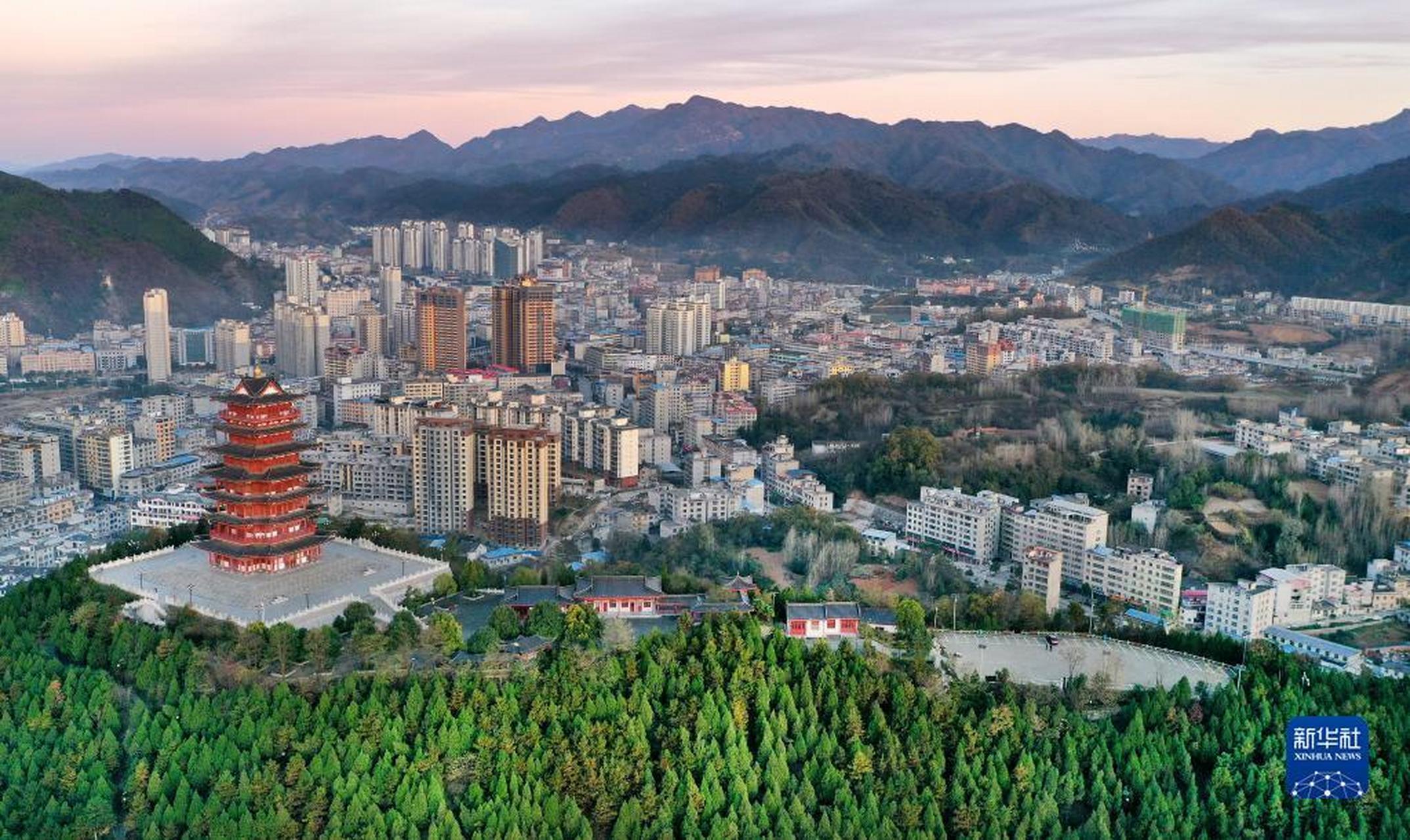 陕西省商洛市商南县是秦岭深处的一个山区小县,过去县城发展相对落后