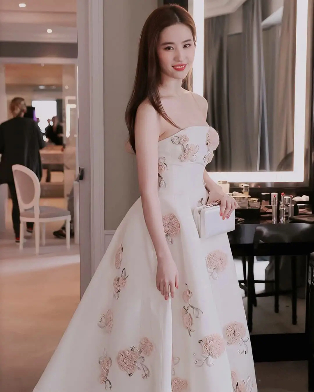 刘亦菲又美啦!一袭白色抹胸裙,气质挺拔又好看