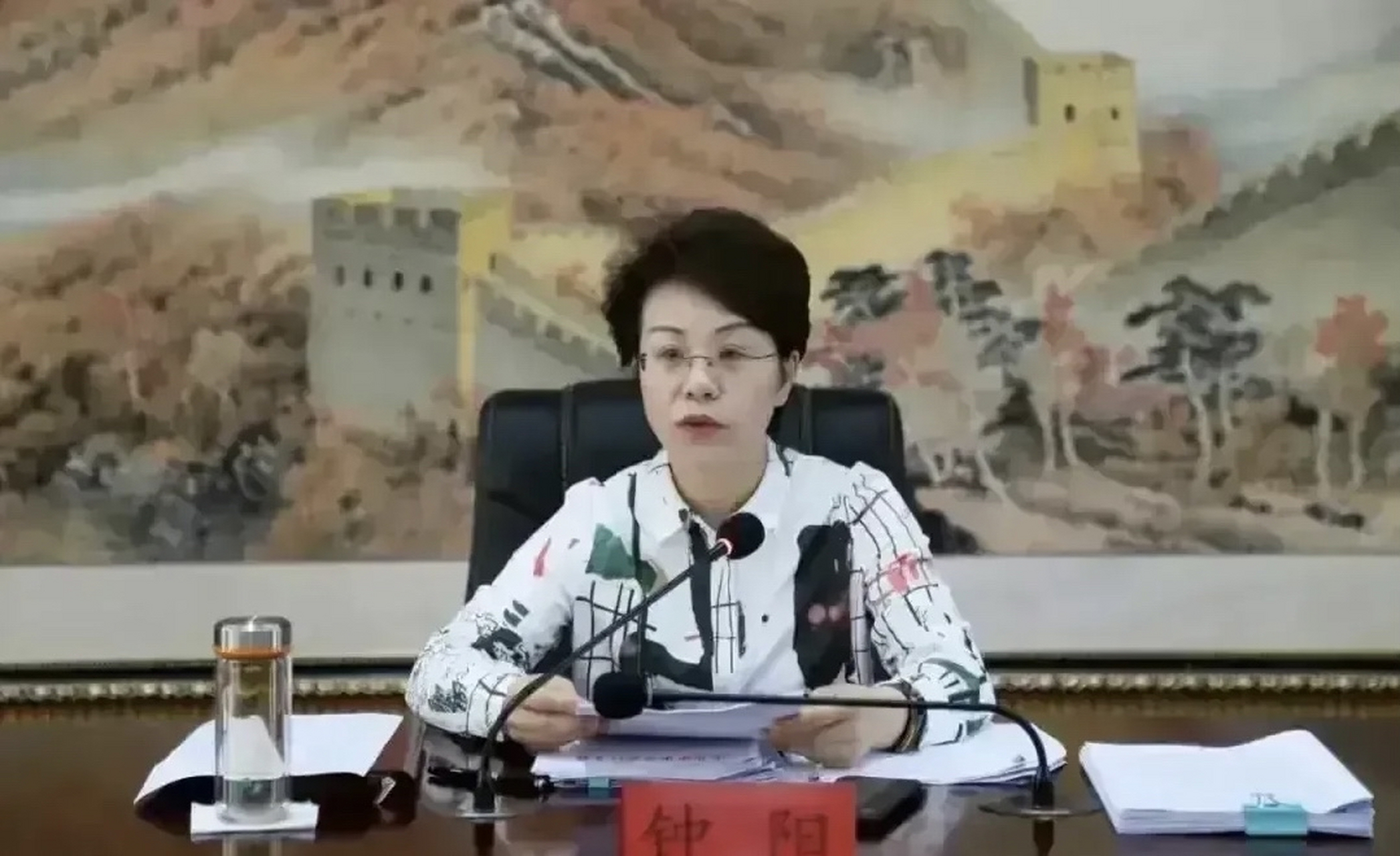 这些女领导看着衣冠楚楚,面容姣好,台上正襟危坐,穿着像模像样,戴着