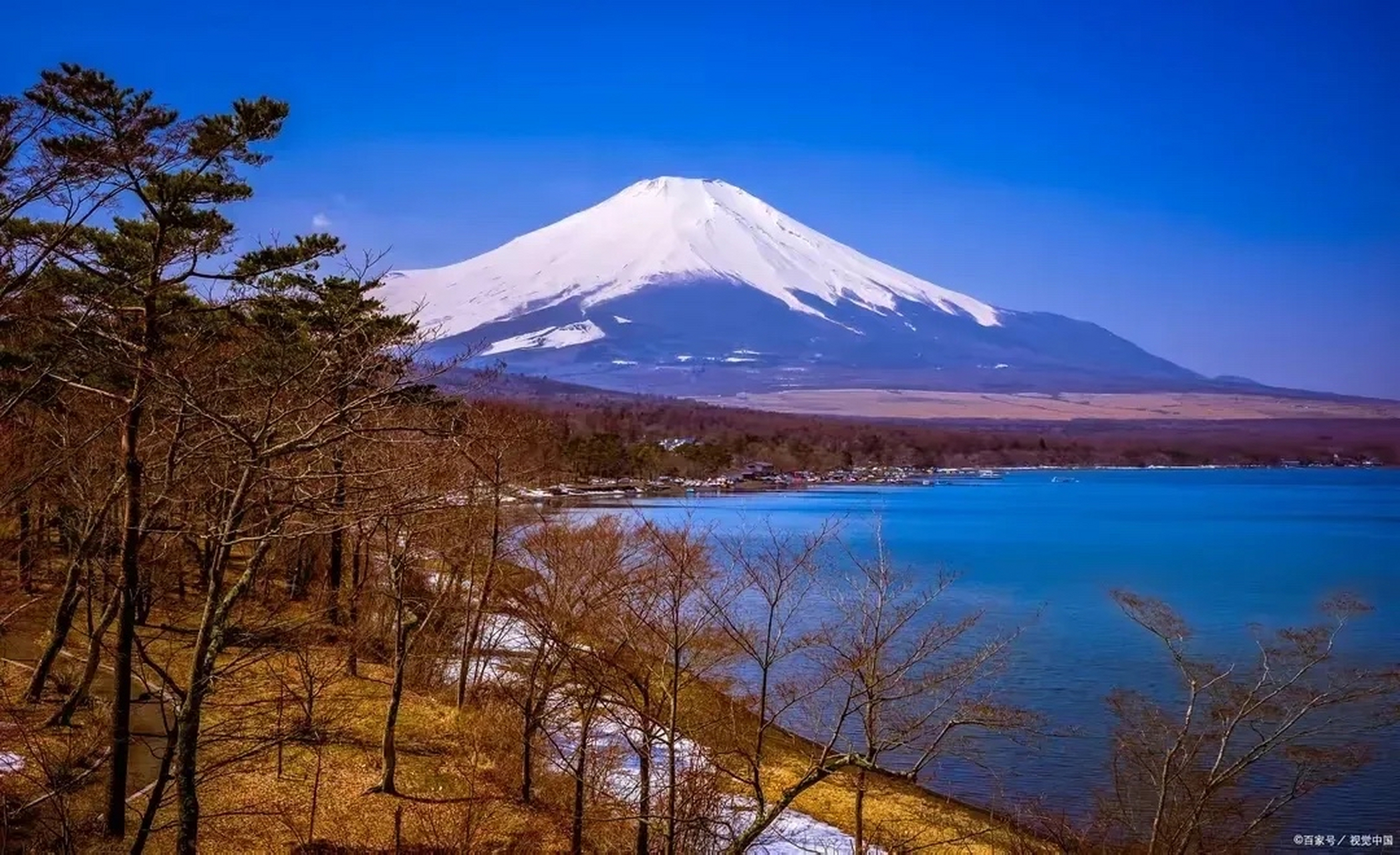 大冬天的富士山顶的雪帽子消失了  奇怪,富士山在立冬之日山顶积雪