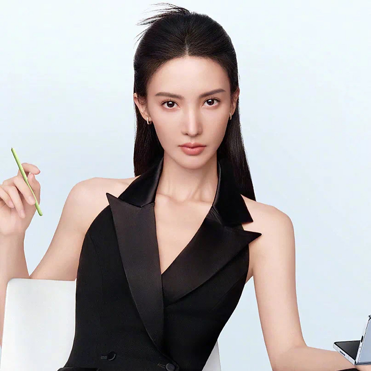 金晨还在陆续吃电影的红利,她下个月要宣6个代言,听说有宾利的商务,对