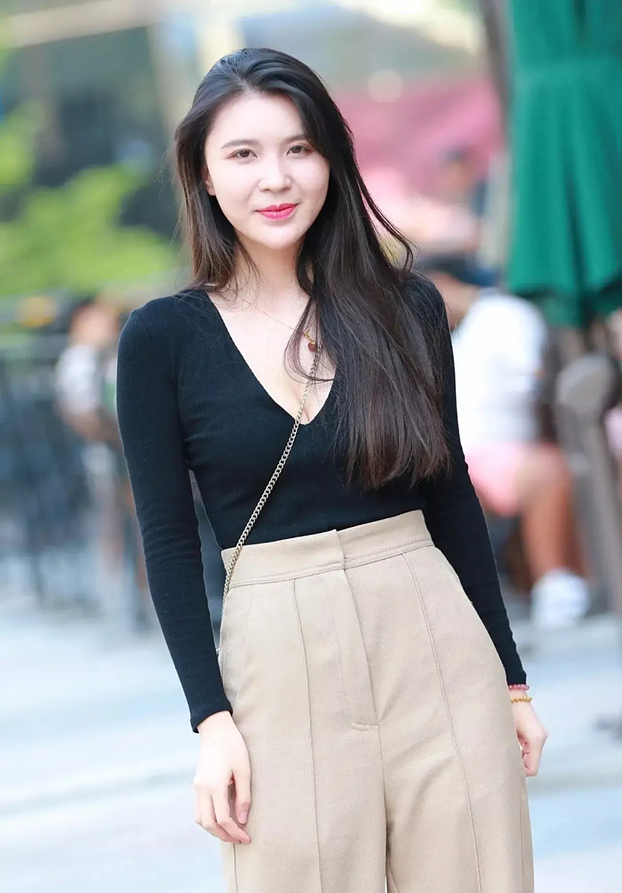 时尚街拍# 街拍:风韵丽人,优雅迷人的阔腿裤性感少妇!