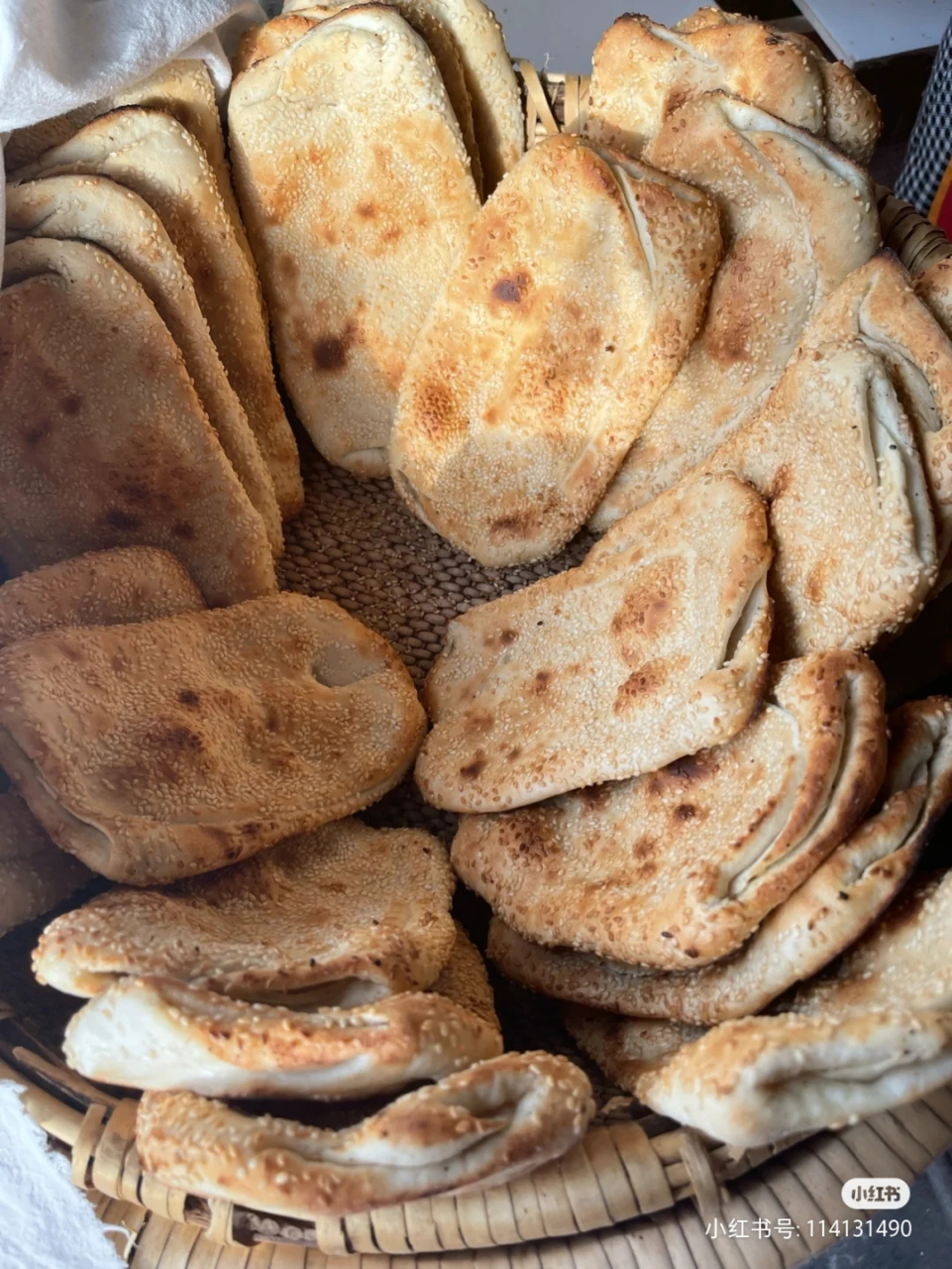 郯城县马头烤牌,地方名吃,回老家经常买点吃,刚烤出来的口感酥脆,喷香