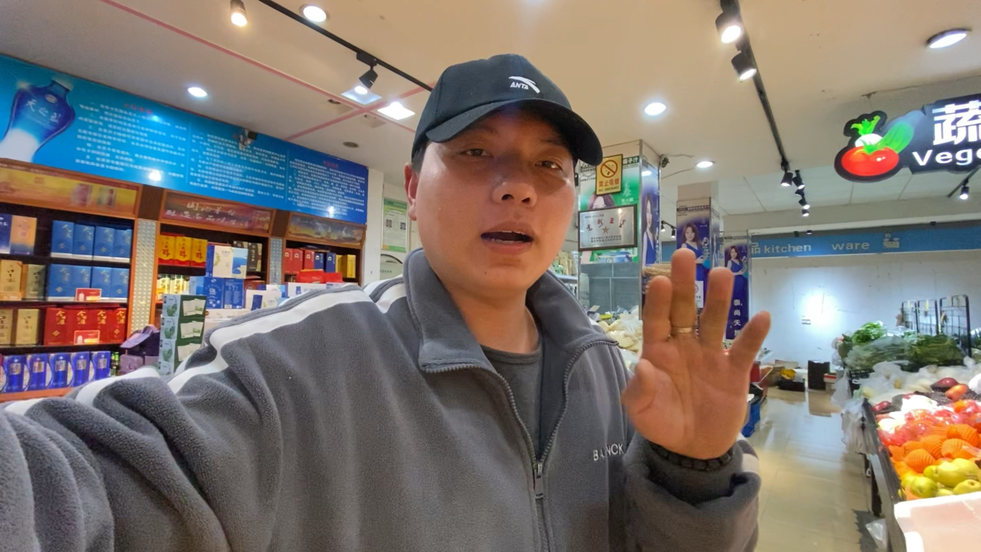 小伙花了2万块装修了一下超市,现在后悔来不及,和之前没啥两样