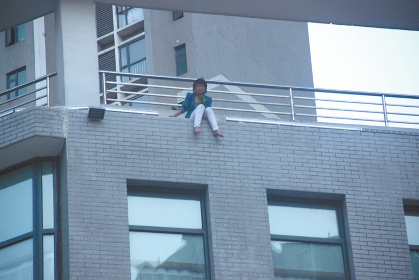 坠楼小孩跳楼假装跳下楼的图片男小学生跳楼的照片关于青少年频繁跳楼