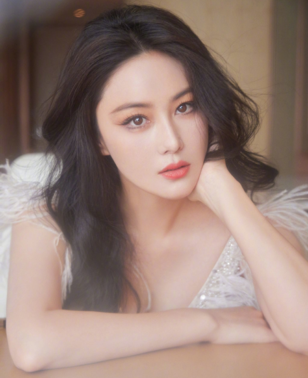 张馨予活动造型一套比一套好看,流苏亮片礼服仙气十足还很淑女,她连续