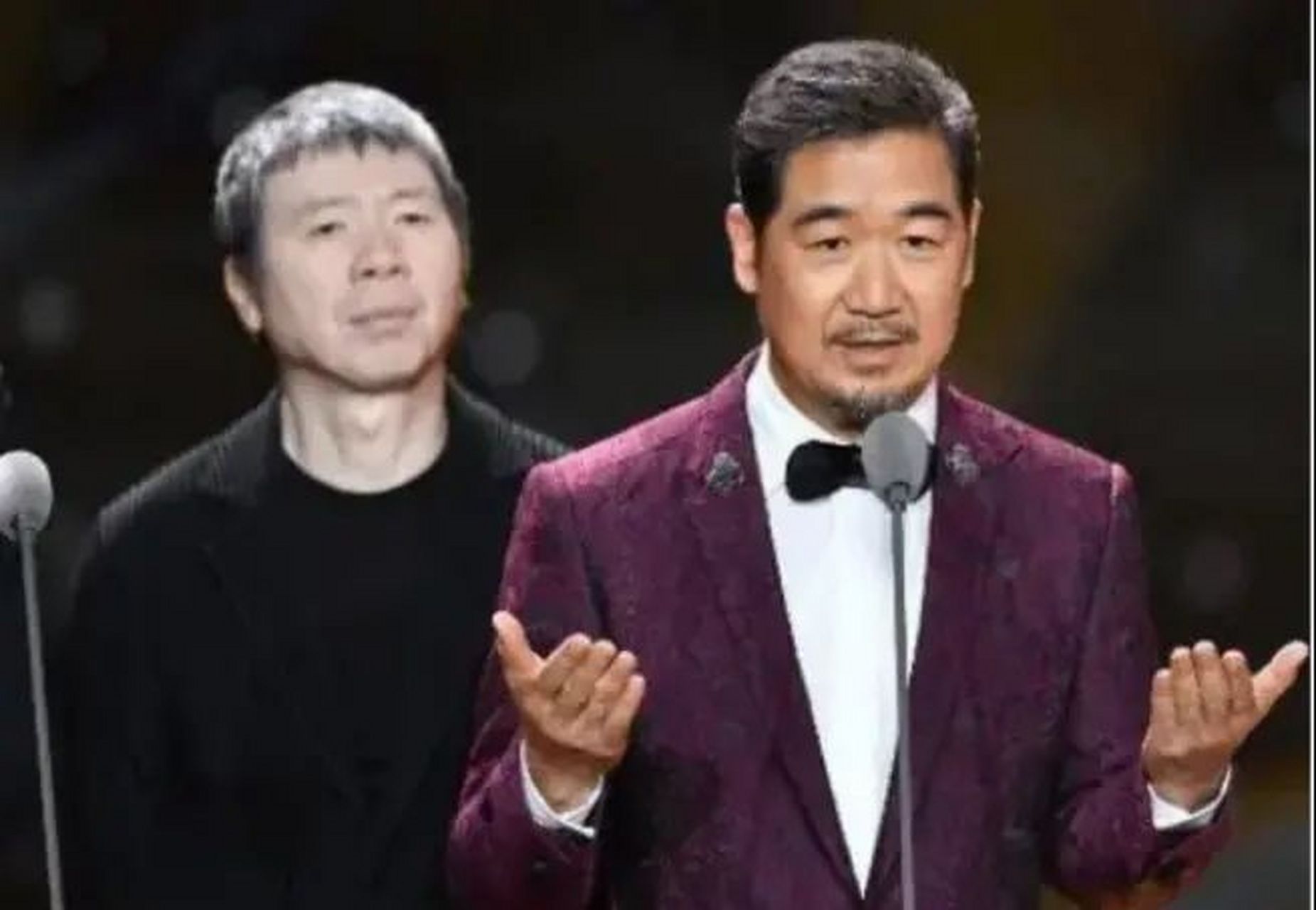 2015年,冯小刚和张国立联合建议,要重新使用繁体汉字替代简体.