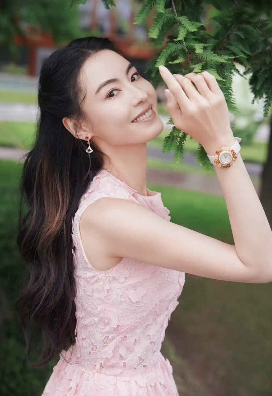 美女# #今日星座运势# 张柏芝浅粉镂空碎花短裙好美,岁月从不败美 ..