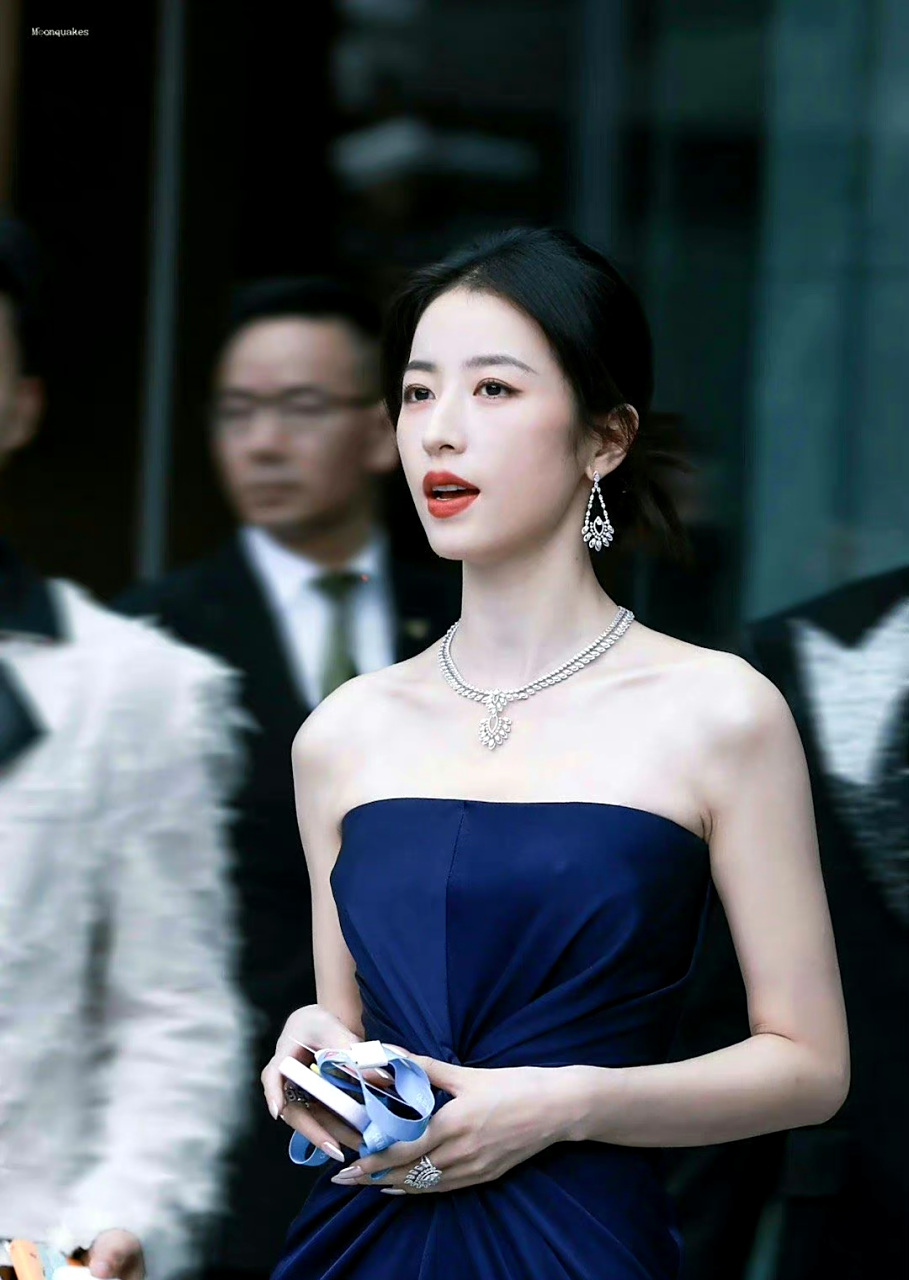 周雨彤白玉兰内场的蓝色抹胸裙,看起来好高贵