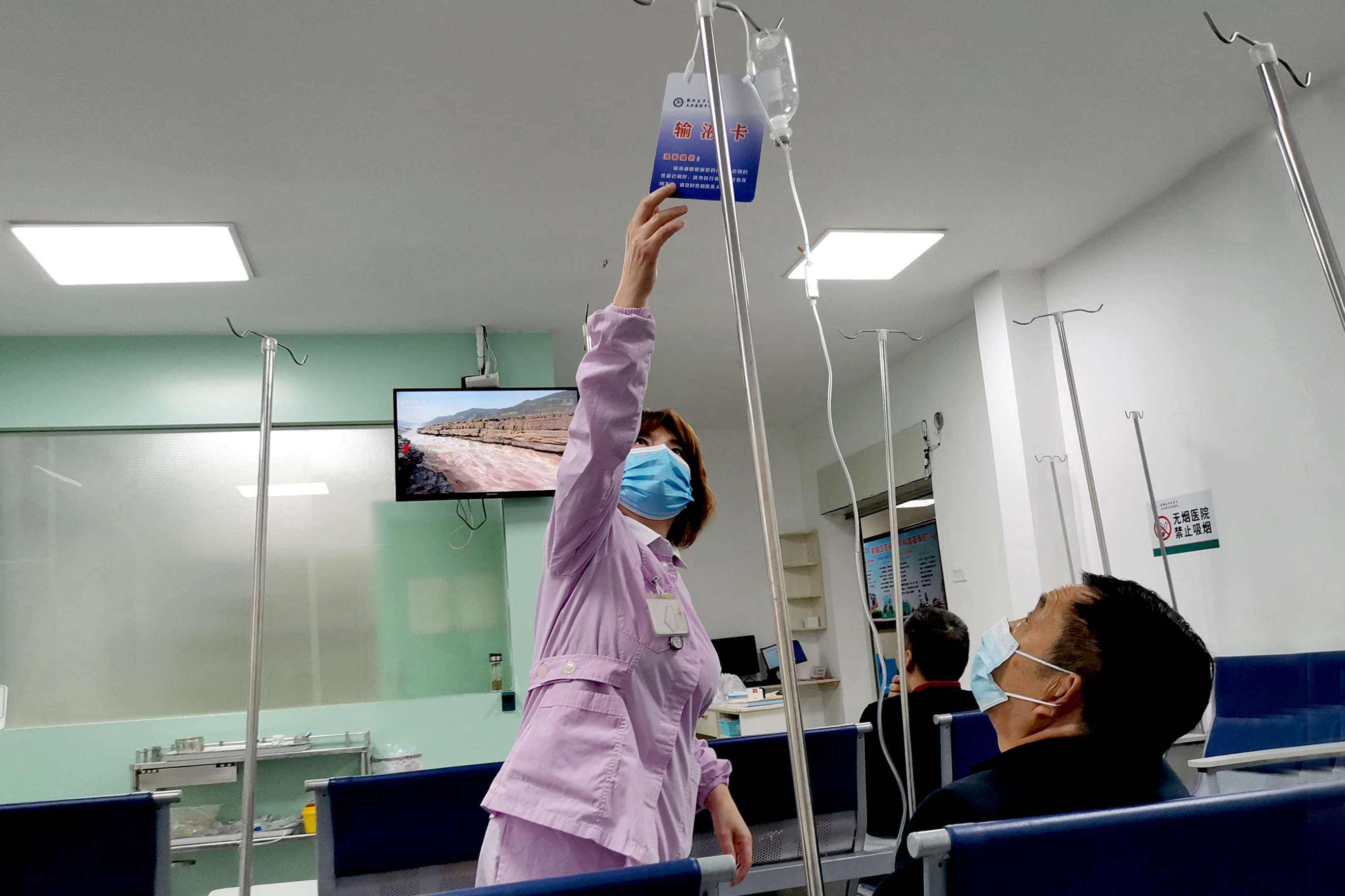 农村人阳了打针吊瓶,城里人却吃药硬扛,赤脚医生完胜专家?