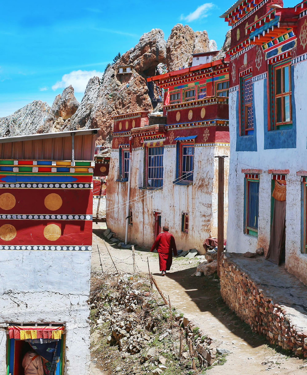 【孜珠寺】位于昌都市丁青县孜珠山顶,7215此地海拔高达4800米,是