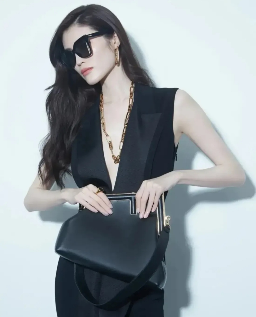 何穗,肤白貌美大长腿,非常的性感妩媚,高挑女神,为数不多的登上维密