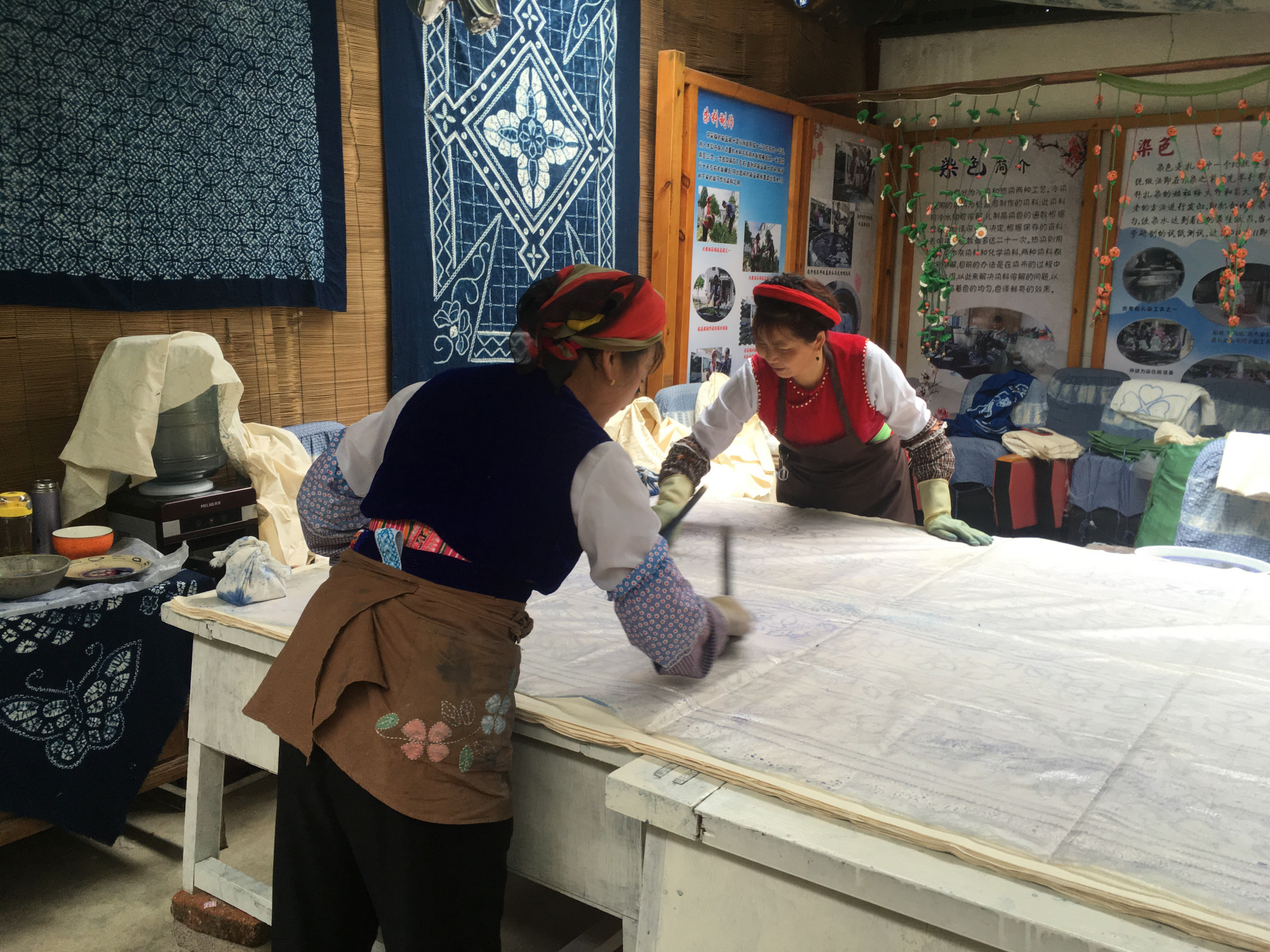 大理周城村体验国家非物质文化遗产——白族扎染