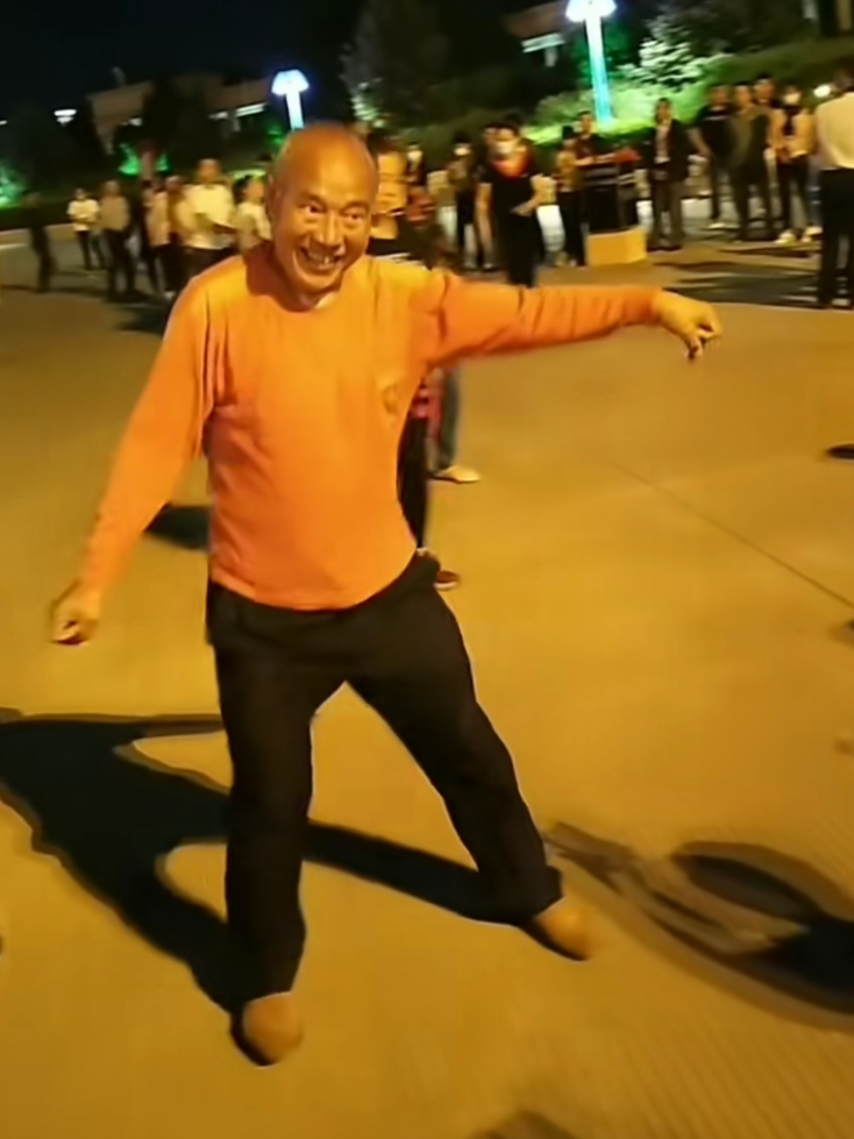 退休大爷化身狂热广场舞爱好者,表情夸张,动作灵活,一出场直接成为
