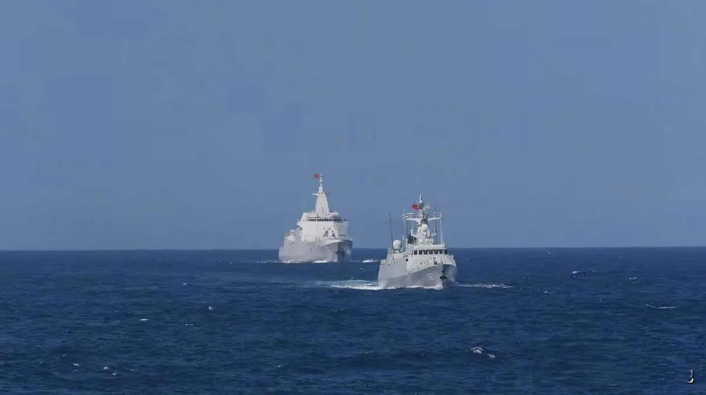 "中国海军055万吨大驱从下水到调试,平均时间为3年,052d驱逐舰的时间