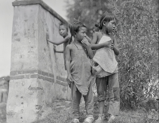 民国老照片:衣着破烂的孩子抱大碗吃饭,女童趴强泪流满面!