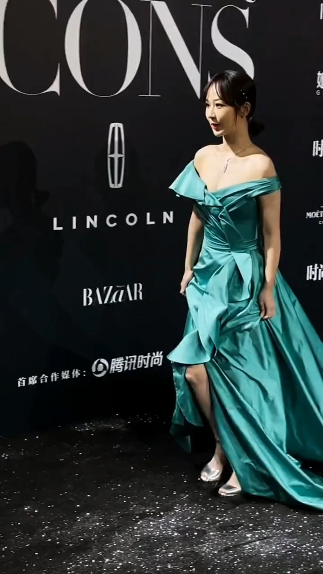 杨紫出席时尚芭莎状态完美女人味十足